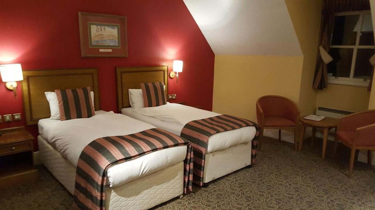 The Catherine Wheel Wetherspoon Hotel Henley-on-Thames Extérieur photo